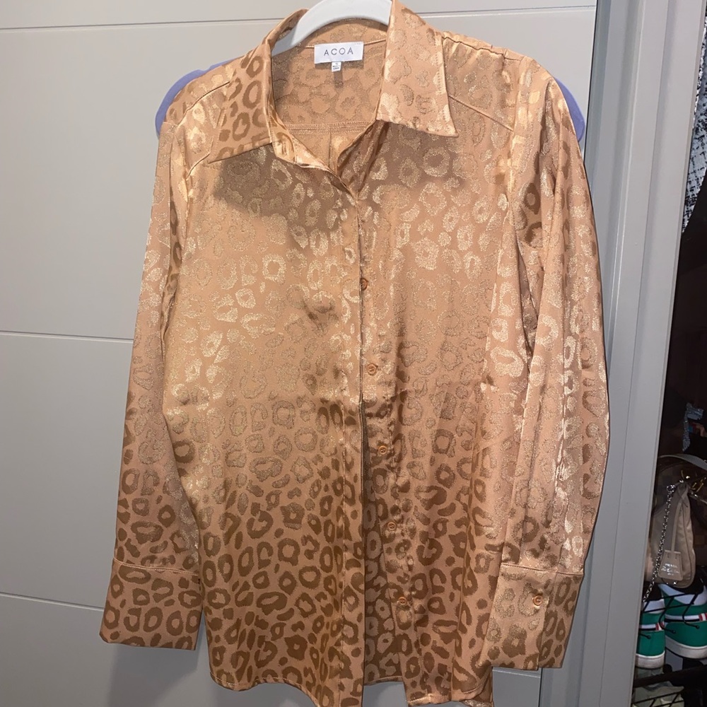 Super cute silk leopard button up shirt worn once